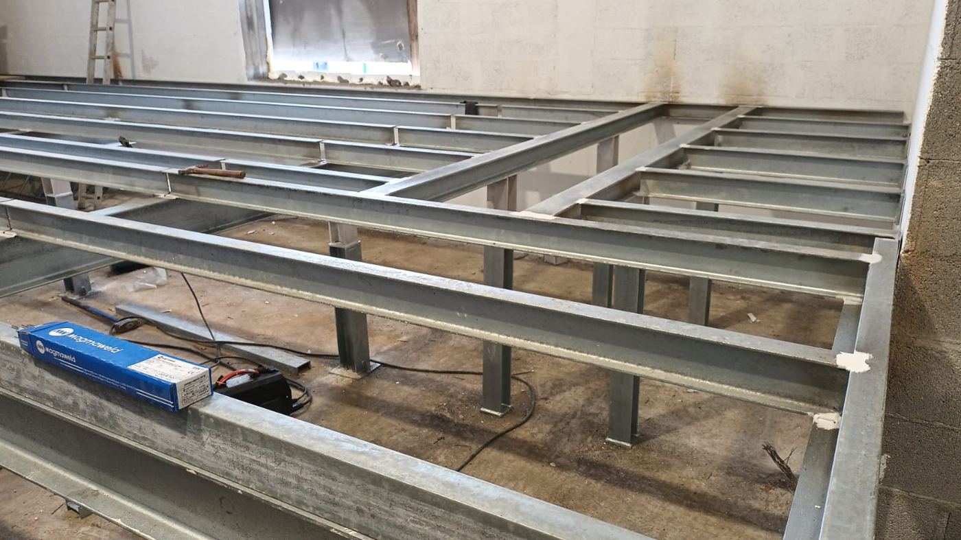 Estrutura galvanizada do piso técnico em montagem