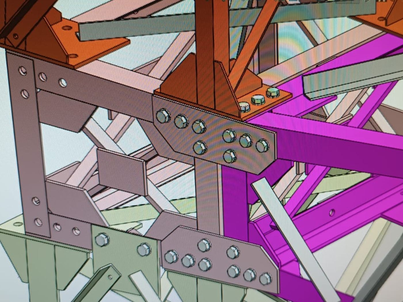 Detalhe de ligação aparafusada do pórtico no modelo 3D